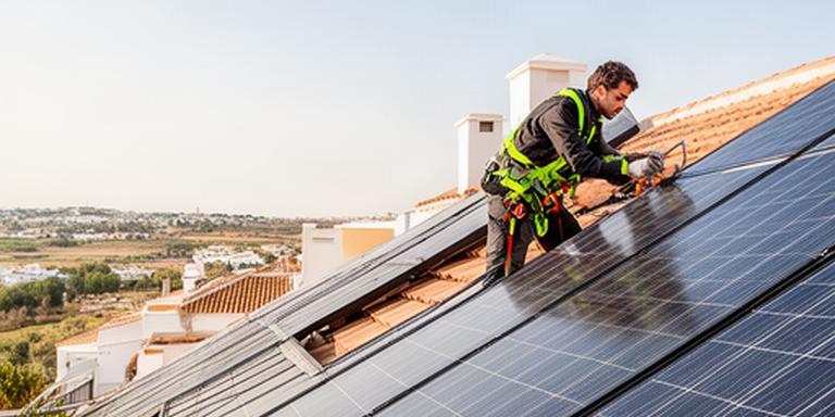 Técnico revisando paneles solares sobre una cubierta residencial en Tomares, Sevilla
